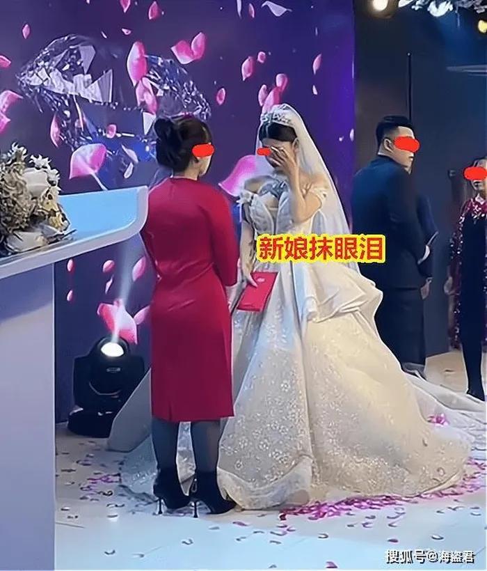 Con dâu bị chỉ trích vì hình xăm kín ngực, mẹ chồng xử lý tinh tế-4