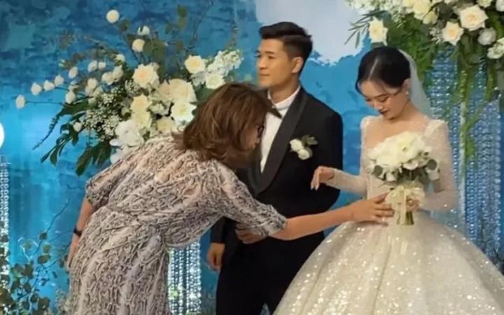 Hành động của sao Việt khi dự cưới bị dân mạng chỉ trích-4