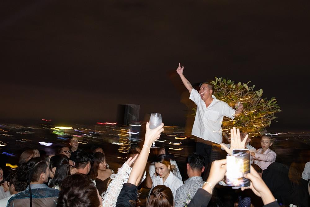 Tiệc cưới Liêu Hà Trinh: Chú rể xõa nhất, Khả Như gây lo lắng-6