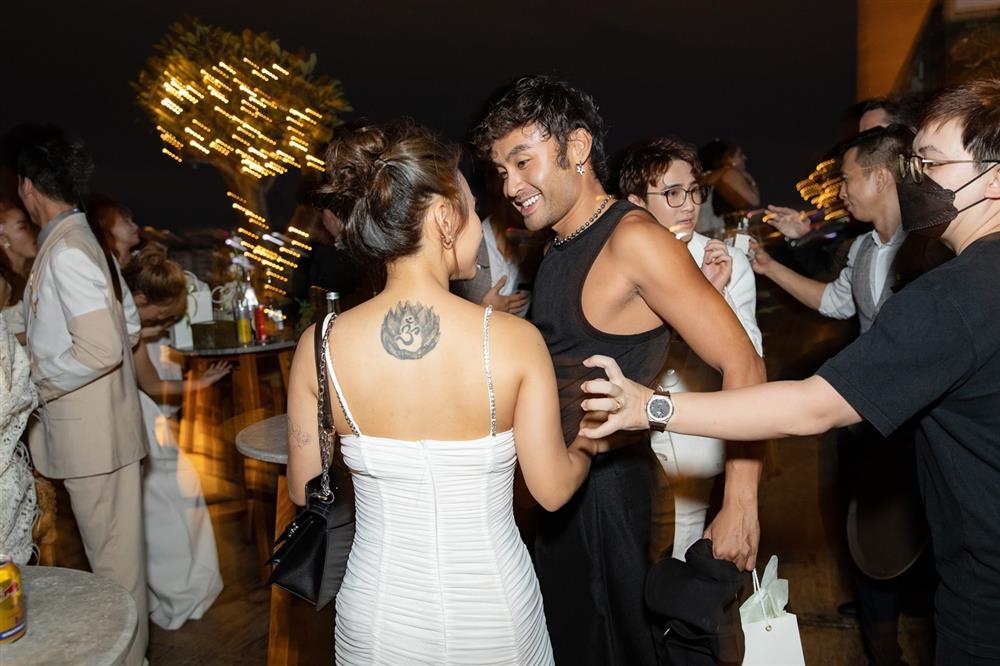 Tiệc cưới Liêu Hà Trinh: Chú rể xõa nhất, Khả Như gây lo lắng-15