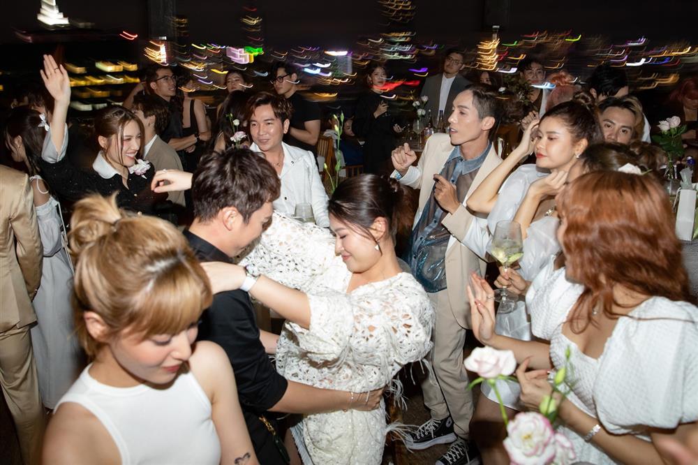 Tiệc cưới Liêu Hà Trinh: Chú rể xõa nhất, Khả Như gây lo lắng-18