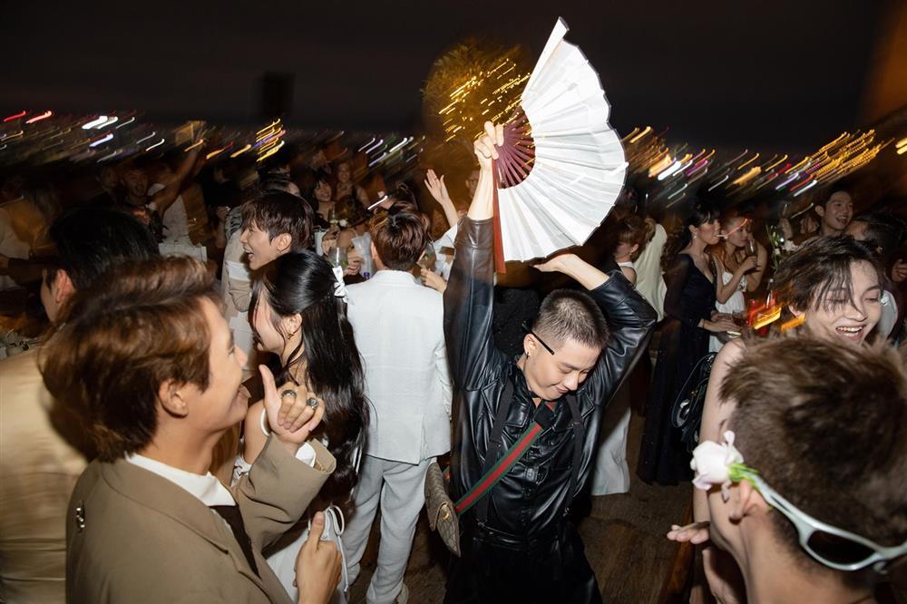 Tiệc cưới Liêu Hà Trinh: Chú rể xõa nhất, Khả Như gây lo lắng-17