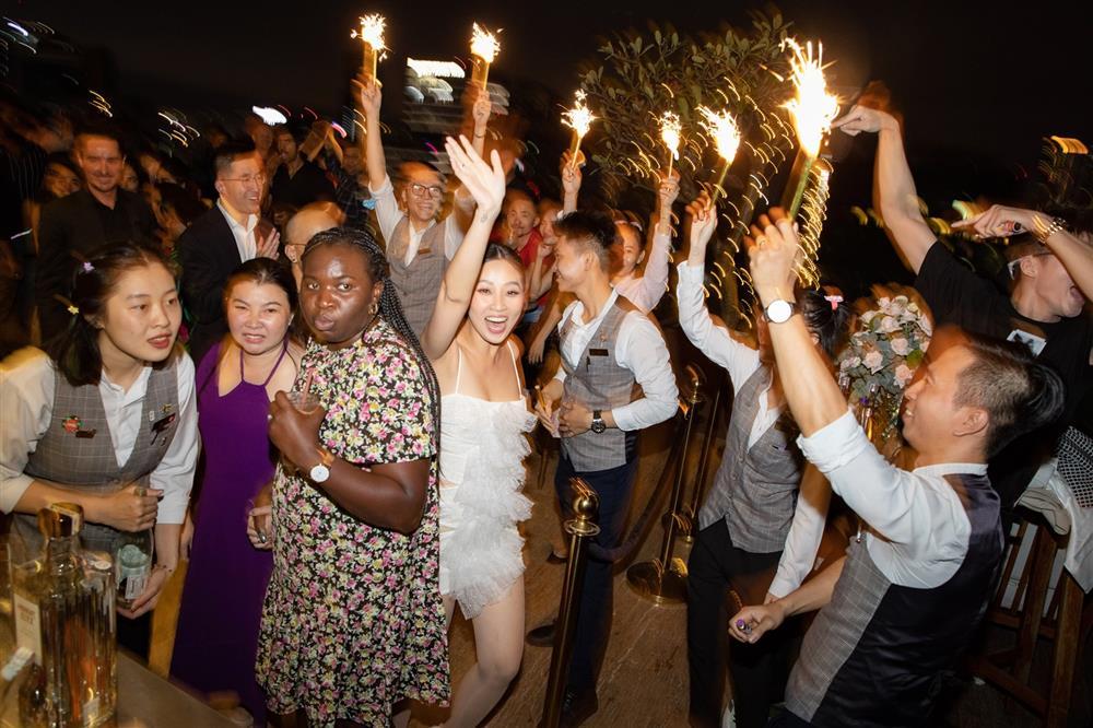 Tiệc cưới Liêu Hà Trinh: Chú rể xõa nhất, Khả Như gây lo lắng-10