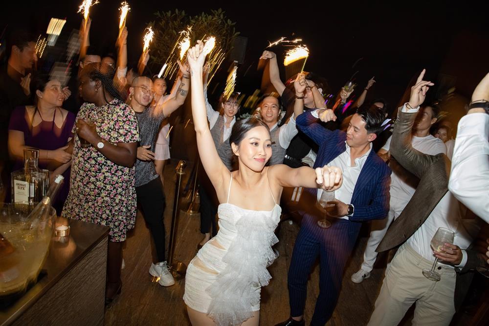 Tiệc cưới Liêu Hà Trinh: Chú rể xõa nhất, Khả Như gây lo lắng-11