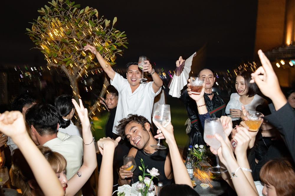 Tiệc cưới Liêu Hà Trinh: Chú rể xõa nhất, Khả Như gây lo lắng-5