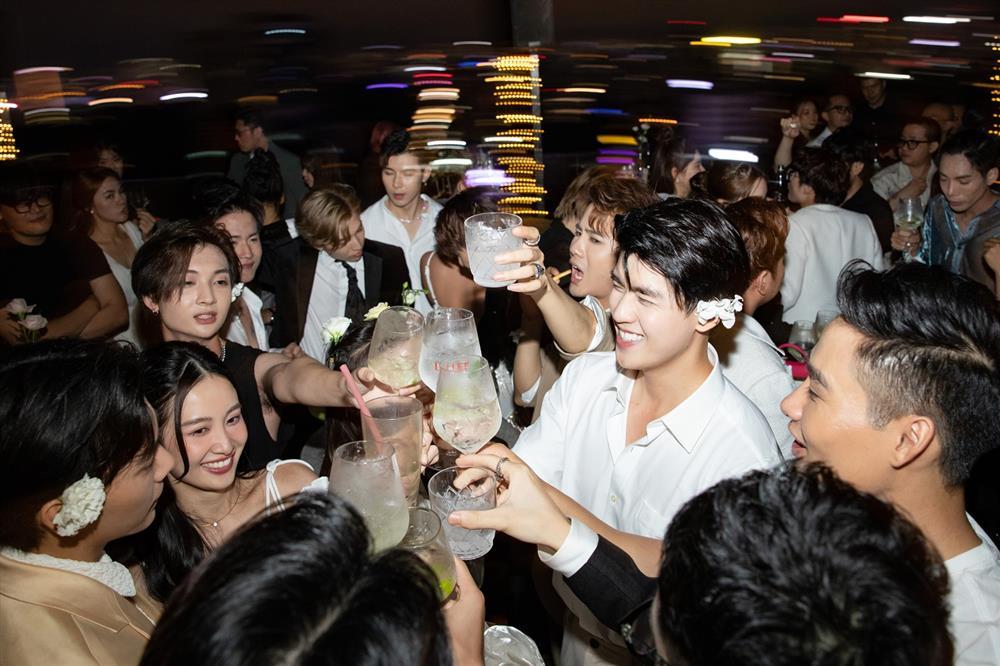 Tiệc cưới Liêu Hà Trinh: Chú rể xõa nhất, Khả Như gây lo lắng-21