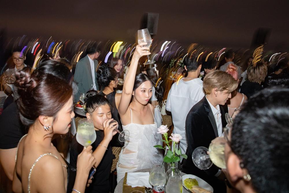 Tiệc cưới Liêu Hà Trinh: Chú rể xõa nhất, Khả Như gây lo lắng-8