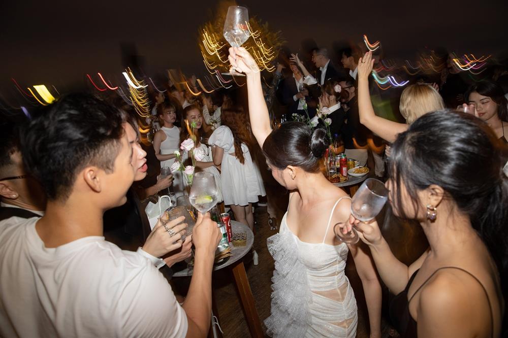 Tiệc cưới Liêu Hà Trinh: Chú rể xõa nhất, Khả Như gây lo lắng-9