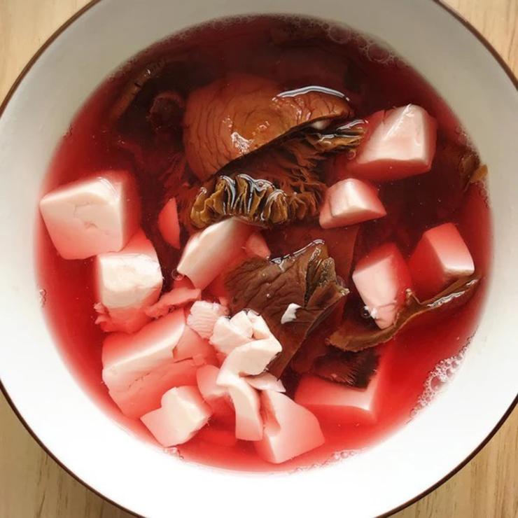 Loại nấm màu đỏ, mọc hoang, người dân nói thấy nó như thấy vàng-5