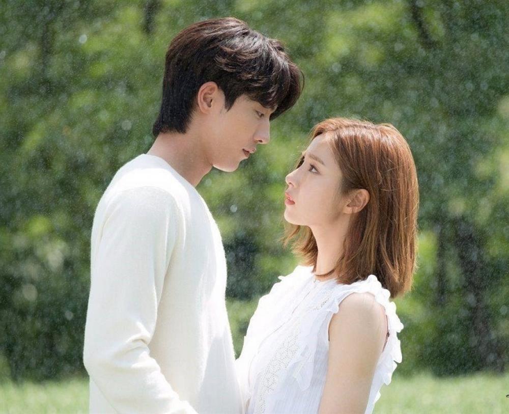 6 cặp đôi phim Hàn hậu trường thì tình cảm, lên phim như gượng ép-8