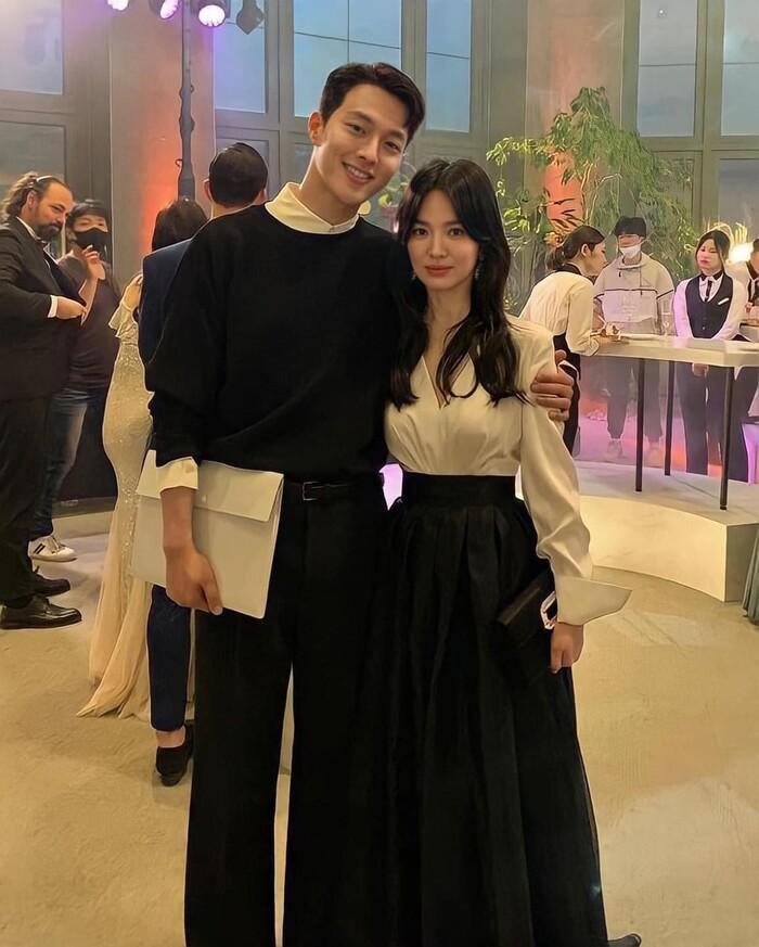 6 cặp đôi phim Hàn hậu trường thì tình cảm, lên phim như gượng ép-9