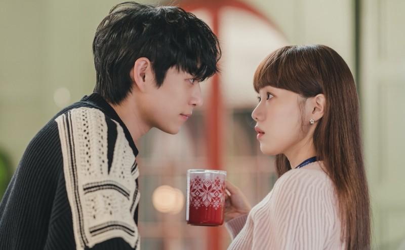 6 cặp đôi phim Hàn hậu trường thì tình cảm, lên phim như gượng ép-12