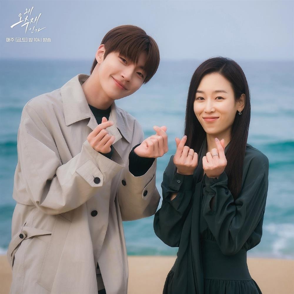 6 cặp đôi phim Hàn hậu trường thì tình cảm, lên phim như gượng ép-13