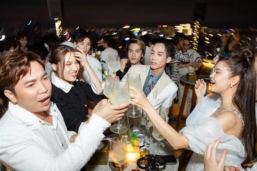 MC không cần kịch bản thiệt hại lớn sau đám cưới Liêu Hà Trinh-4