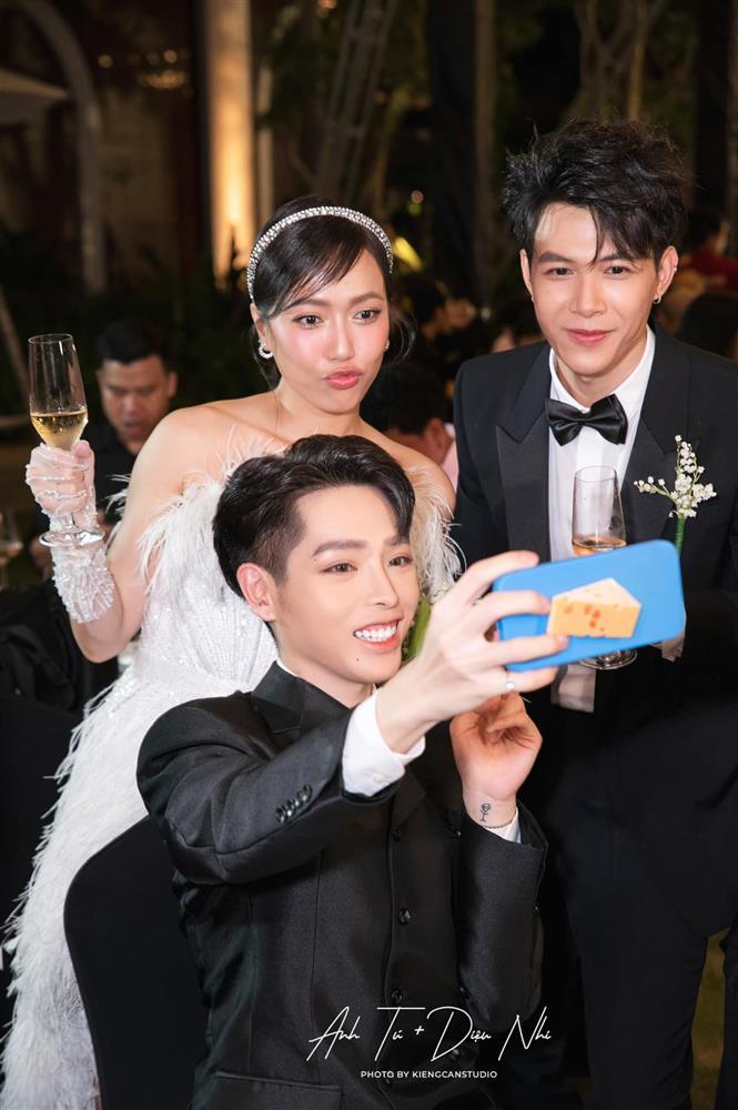 Đức Phúc như thiếu nhi, quẩy chẳng giống ai trong đám cưới-10