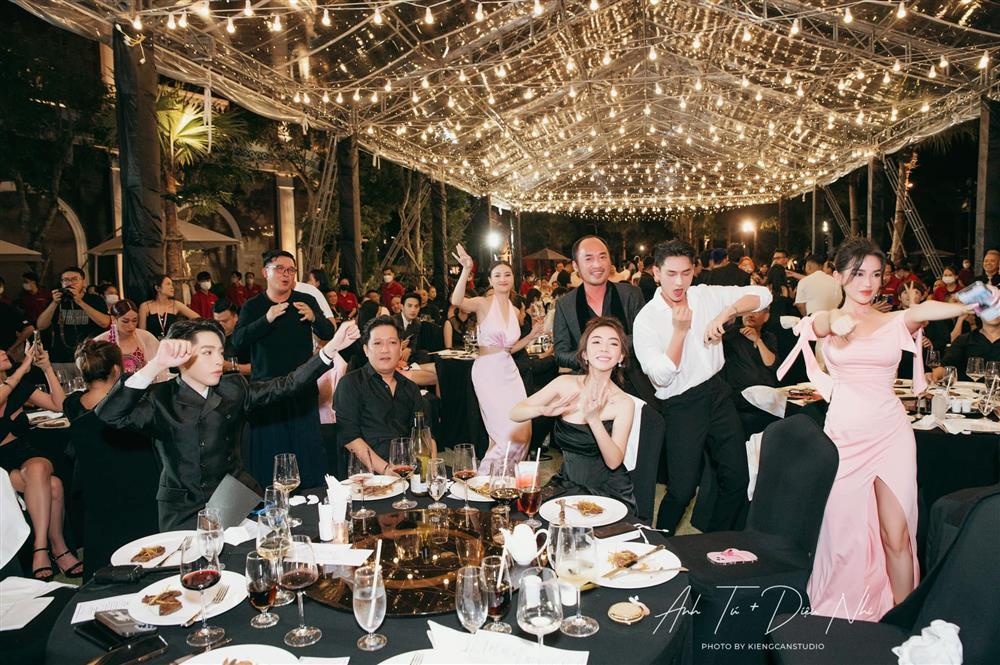 Đức Phúc như thiếu nhi, quẩy chẳng giống ai trong đám cưới-11