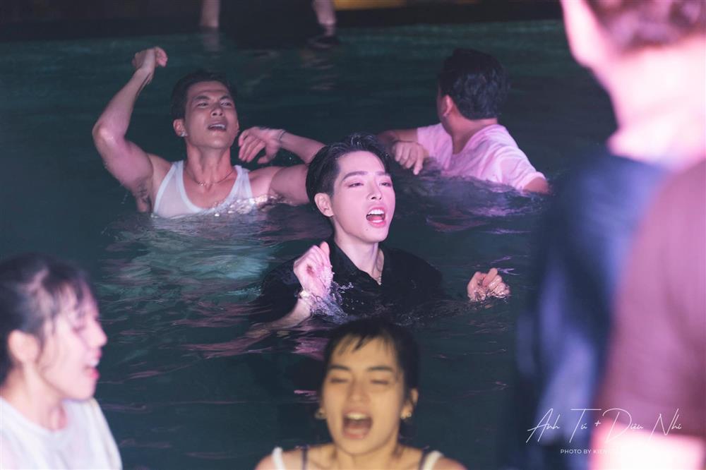 Đức Phúc như thiếu nhi, quẩy chẳng giống ai trong đám cưới-13