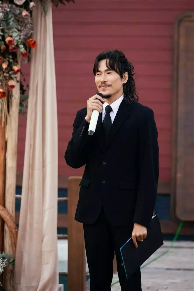 Kiều Minh Tuấn hệt cướp biển, hé lộ cát-xê dẫn đám cưới Diệu Nhi-1