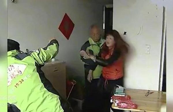 Thấy chồng thấp thỏm trên giường, vợ choáng nặng khi lật chăn lên-2