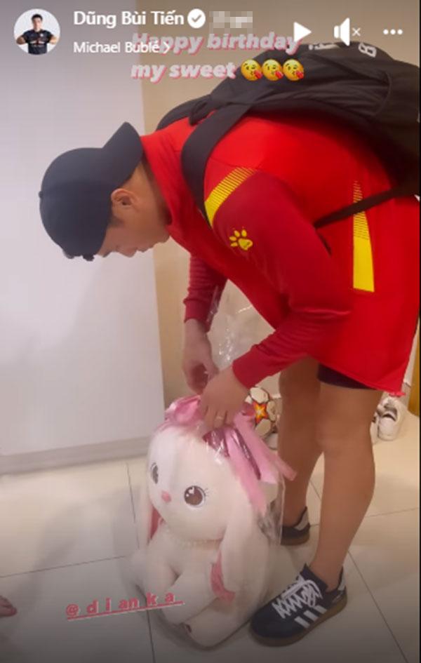 Mẹ vợ ngoại quốc vừa sang Việt Nam, Bùi Tiến Dũng trổ tài nịnh nọt-6