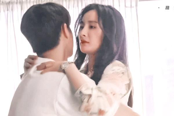 Siêu vòng một U40 cặp kè sao nam kém 6 tuổi lấn át dàn mỹ nhân-28