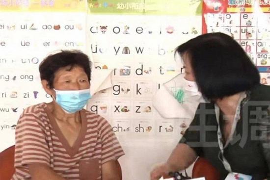 Bắt con trai bỏ vợ vì nghe hàng xóm ngồi lê đôi mách chuyện con dâu