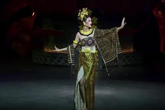 Thiên Ân xin lỗi khi bị chê catwalk 'sượng, không biết tia camera'