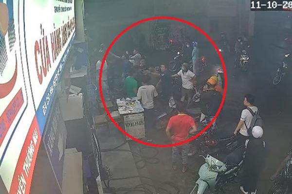 Hỗn chiến vì mua 5 lít xăng, nhân viên... chỉ bán 1,5 lít-1