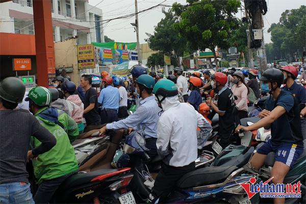 Hỗn chiến vì mua 5 lít xăng, nhân viên... chỉ bán 1,5 lít-3