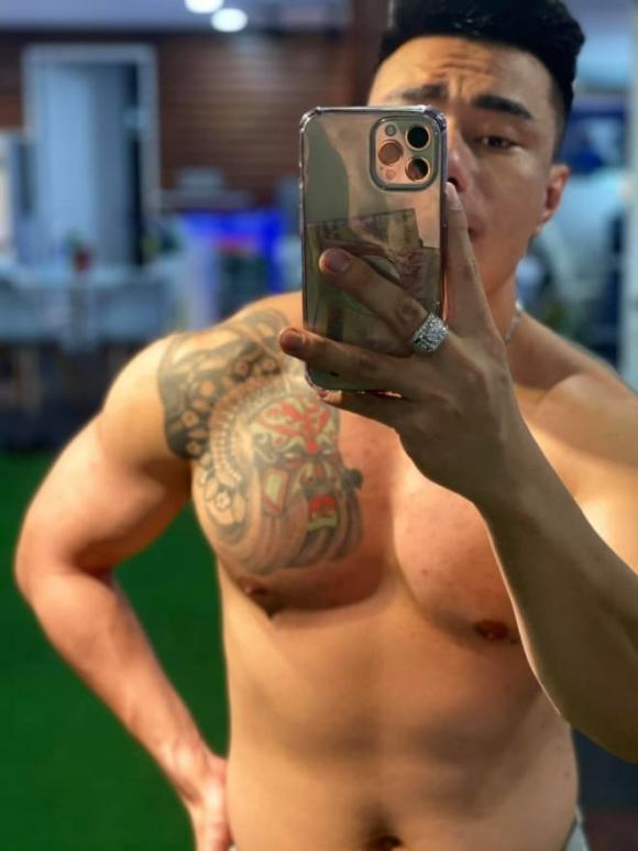 Lê Dương Bảo Lâm lần đầu lộ hình xăm khủng kín lưng-5