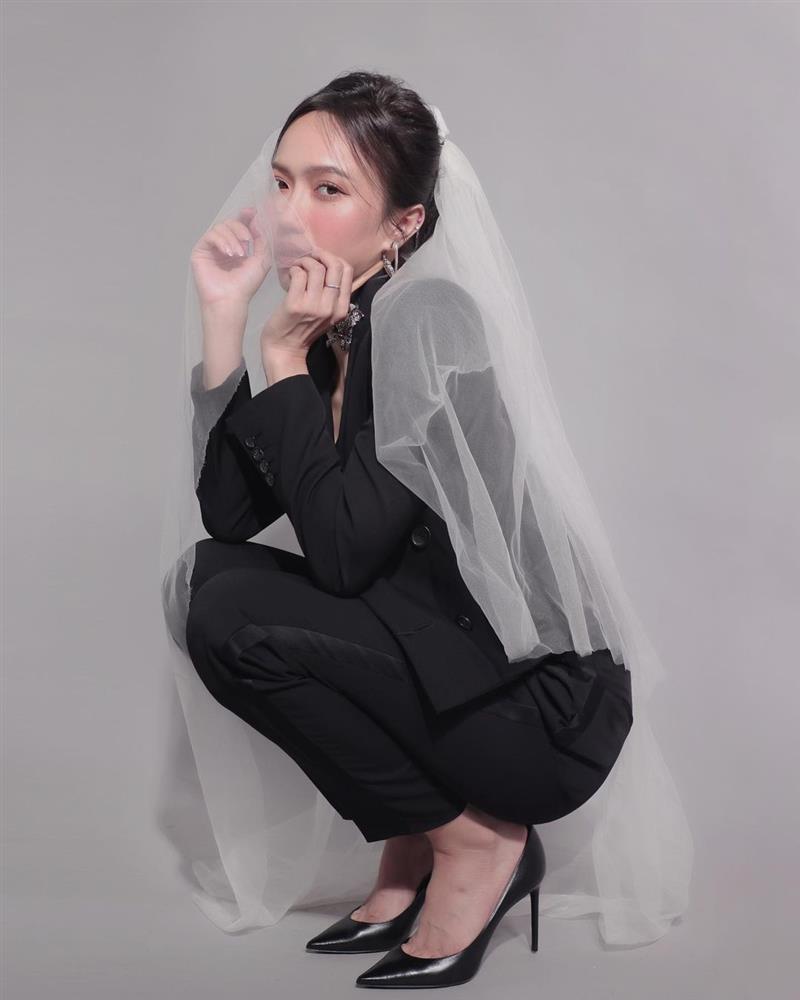 Diệu Nhi tổng kết ảnh cưới với bộ hình mặc vest đen chuẩn men-3