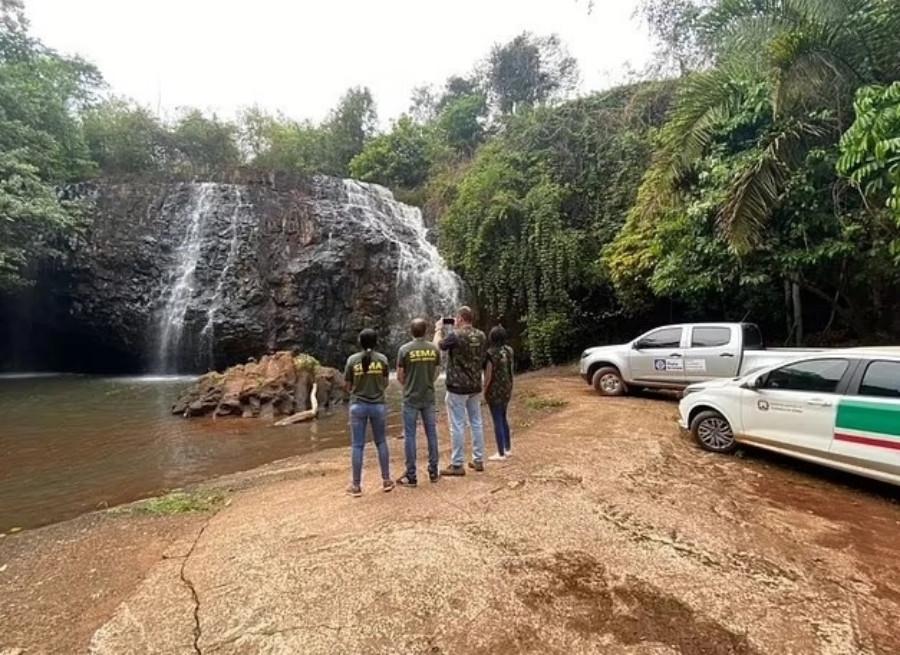 Cặp vợ chồng nhuộm xanh thác nước để thông báo giới tính con-2