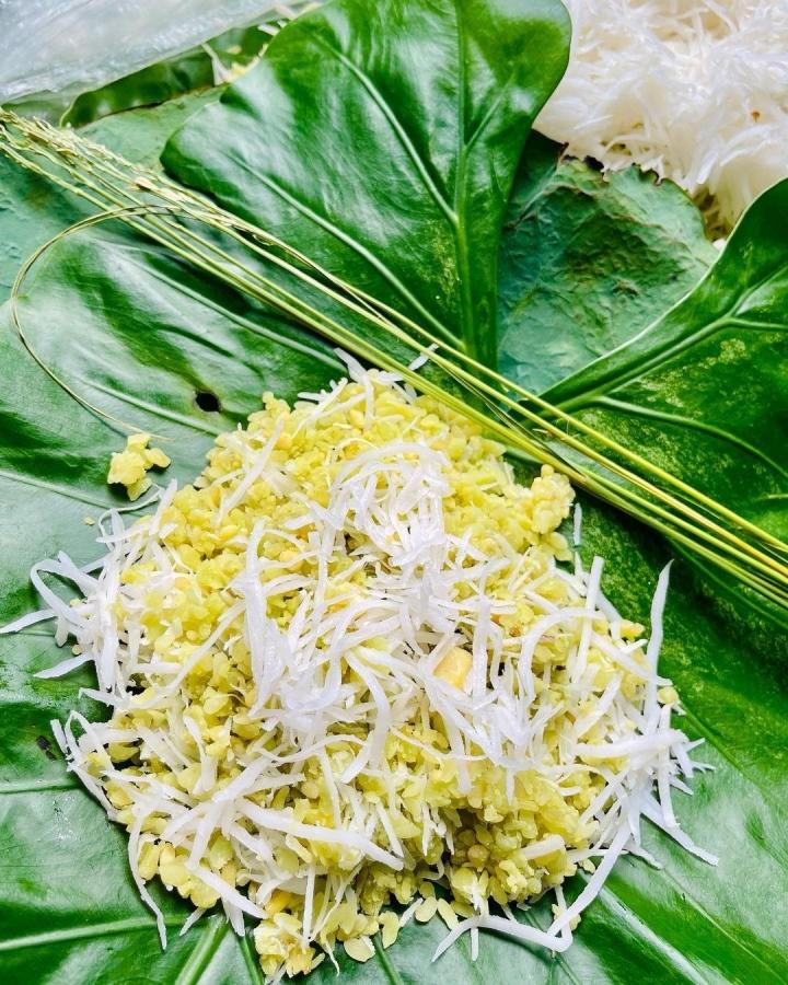 Xôi cốm gói lá sen - đặc sản nhất định phải thử ở Hà Nội mùa thu-2