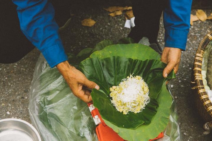 Xôi cốm gói lá sen - đặc sản nhất định phải thử ở Hà Nội mùa thu-4
