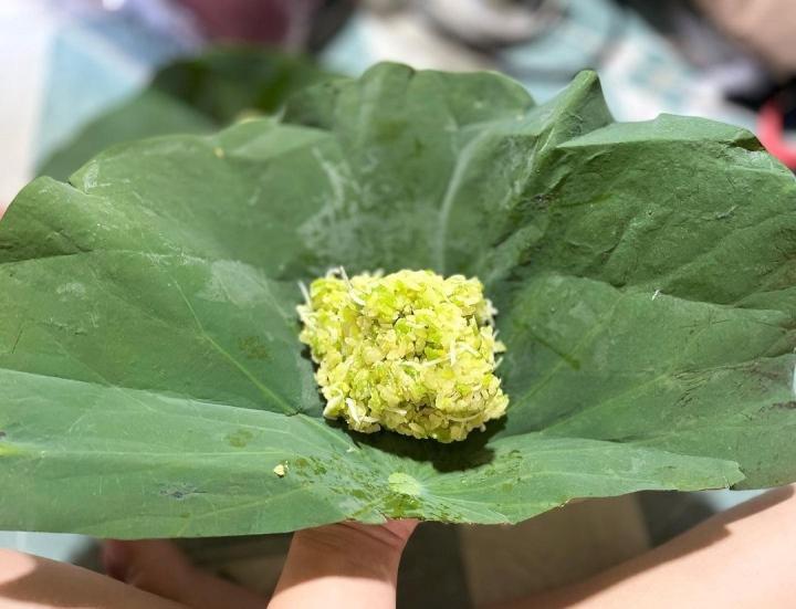 Xôi cốm gói lá sen - đặc sản nhất định phải thử ở Hà Nội mùa thu-5
