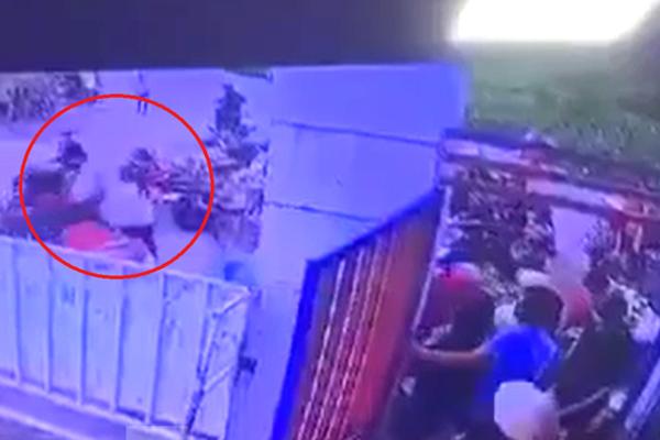 Xin bỏ qua vi phạm cho con trai không được, bố chém cảnh sát-2