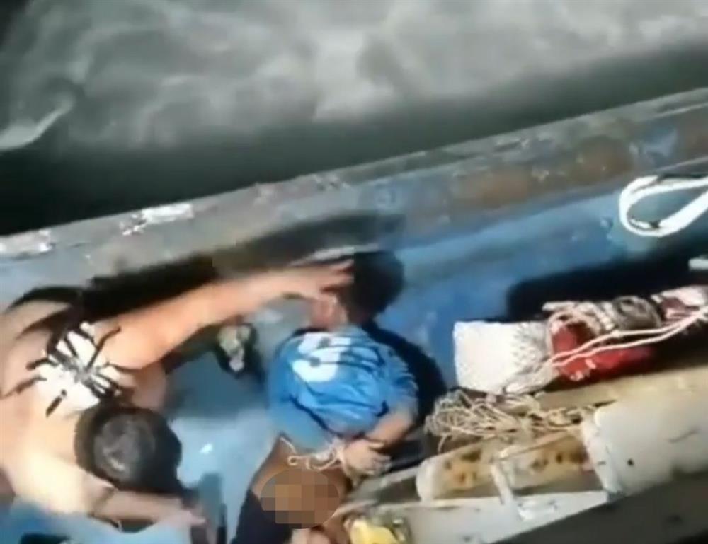 Một ngư dân bị trói tay chân, đánh đập dã man trên biển-2