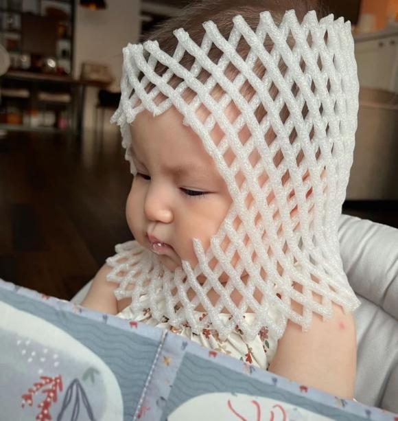 Con gái Salim làm trò với màng bọc trái cây, biểu cảm gây sốt-1