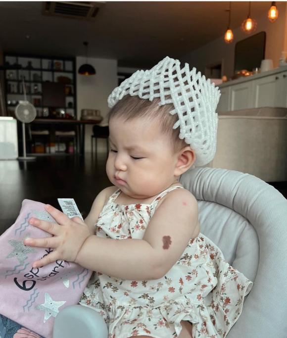 Con gái Salim làm trò với màng bọc trái cây, biểu cảm gây sốt-5