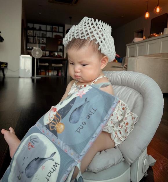 Con gái Salim làm trò với màng bọc trái cây, biểu cảm gây sốt-2