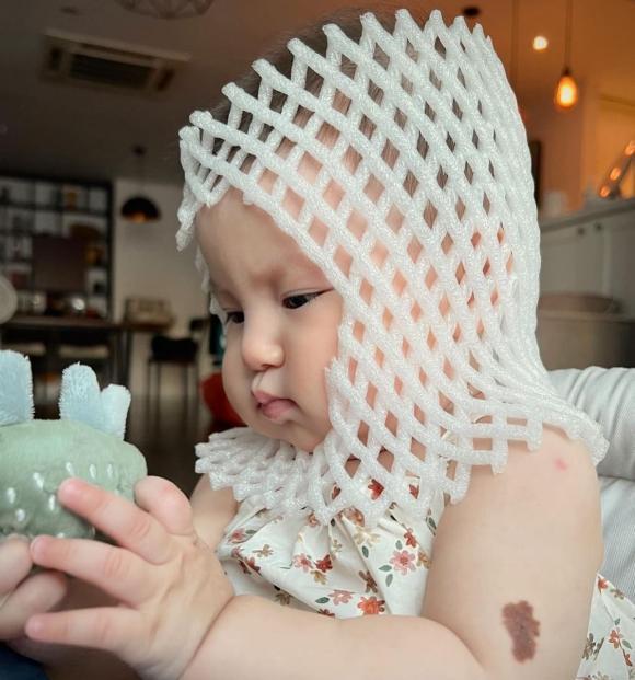 Con gái Salim làm trò với màng bọc trái cây, biểu cảm gây sốt-4