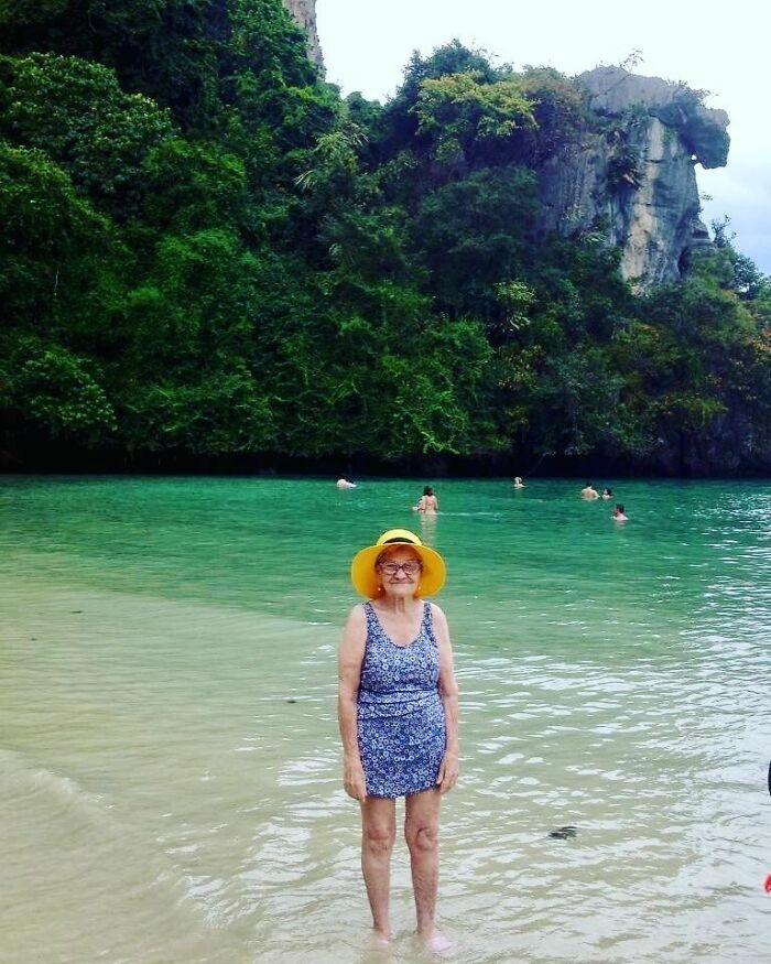 Cả đời cực khổ, cụ bà U90 dành hết tiền để du lịch thế giới một mình-2