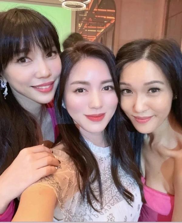 Nhường biệt thự cho vợ con, Vương Lực Hoành sống lặng lẽ-4