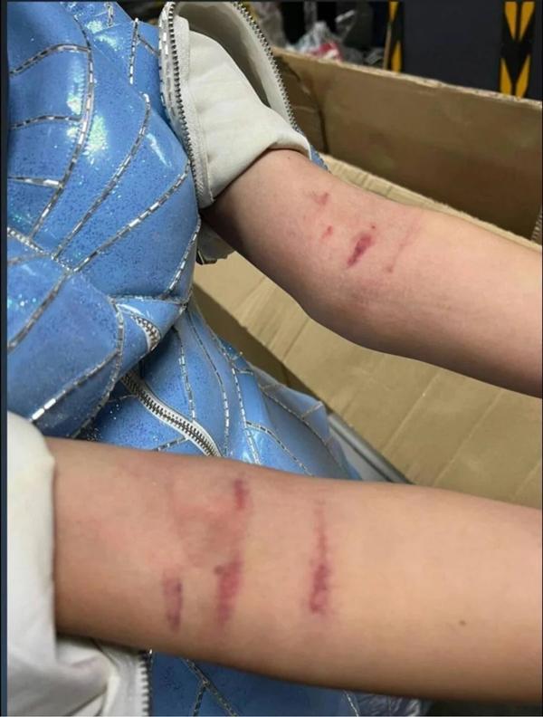 Dàn hậu Việt gặp sự cố trang phục dân tộc và cách xử lý tinh tế-5