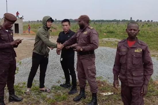 Thu lãi khủng, Quang Linh Vlog thuê bảo vệ canh gác tài sản bạc tỷ