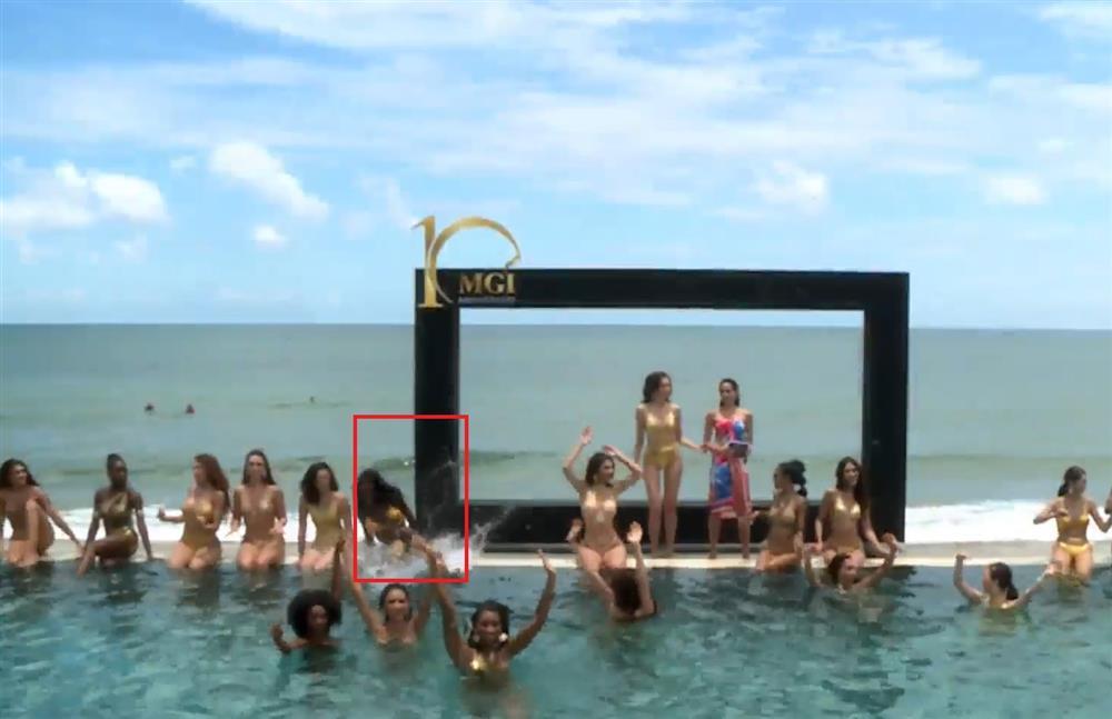 Đối thủ Thiên Ân tại Miss Grand 2022 ngã đau điếng ở hồ bơi-1