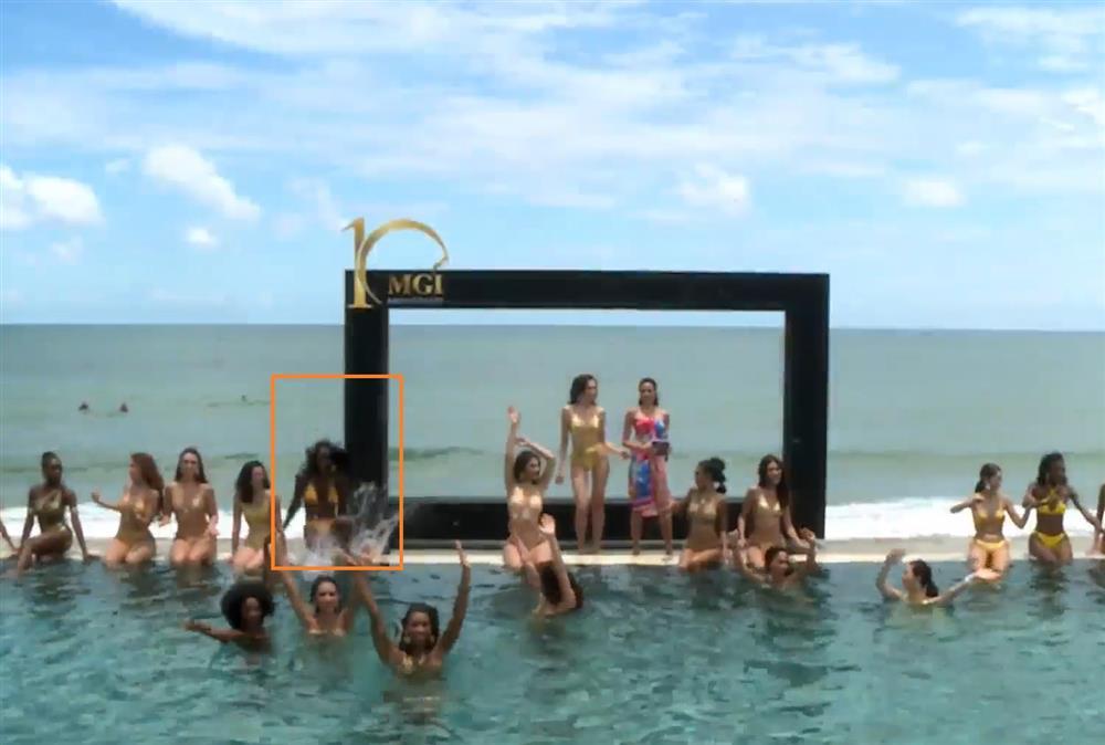 Đối thủ Thiên Ân tại Miss Grand 2022 ngã đau điếng ở hồ bơi-2