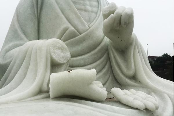 Đập phá hàng loạt tượng Phật vì không được thần linh phù hộ-1