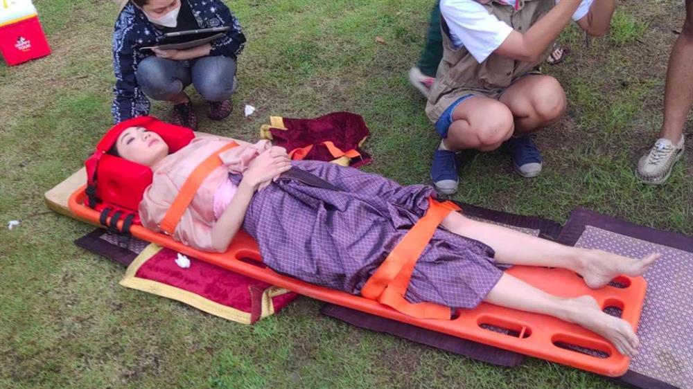 Diễn viên Thái Lan ngã đập đầu xuống sàn khi quay phim-2