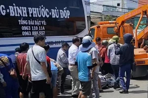 Vợ mang thai bị cuốn vào gầm xe khách, chồng gào khóc kêu cứu-1